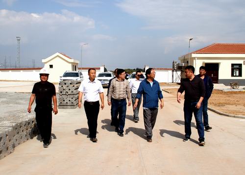 陜西靖神鐵路有限責(zé)任公司總經(jīng)理?xiàng)钪竟庖恍猩钊腙兠航ㄔO(shè)銅煤公司承建的靖神鐵路項(xiàng)目調(diào)研指導(dǎo)工作