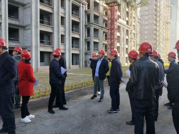 靖邊縣人大常委會副主任米靖平一行蒞臨陜煤建設(shè)銅煤公司金地華府項目檢查指導(dǎo)工作