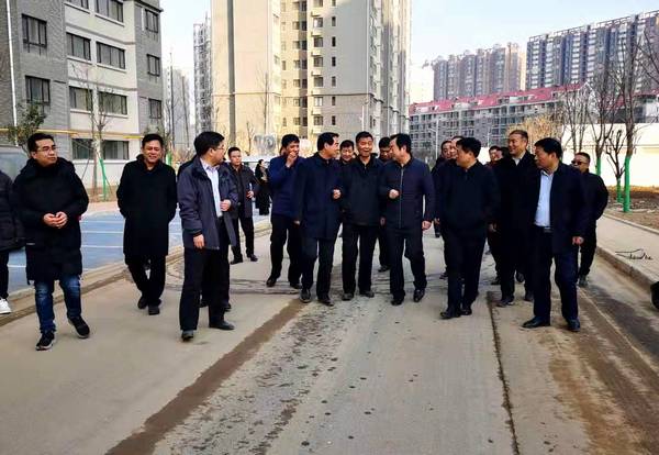 銅川礦業(yè)公司黨委書(shū)記、執(zhí)行董事劉水利一行蒞臨銅煤1#、2#住宅小區(qū)現(xiàn)場(chǎng)調(diào)研指導(dǎo)工作