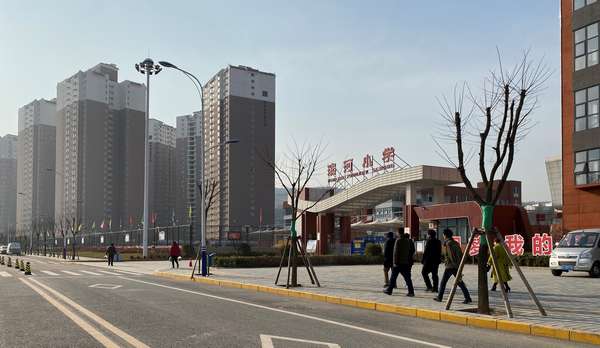 陜煤建設(shè)渭南分公司承建的渭南市濱河小學(xué)配套道路市政工程順利通過驗收