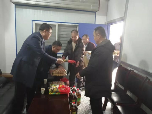 天工公司春節(jié)慰問一線職工