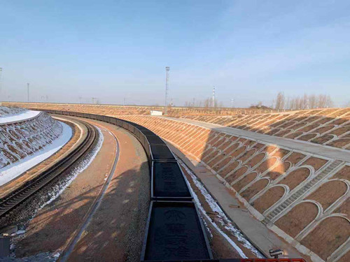 陜煤建設(shè)機(jī)電安裝公司曹家灘項(xiàng)目部創(chuàng)產(chǎn)品煤裝車(chē)新高度