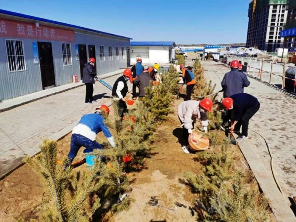 陜煤建設(shè)澄合分公司第十二項(xiàng)目部復(fù)工復(fù)產(chǎn)間隙植樹(shù)忙