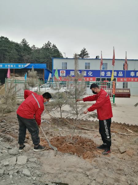 陜煤建設(shè)礦建二公司建莊項目部開展“植樹抗疫、青年先行”植樹活動