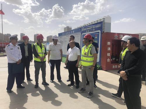 靖邊縣縣委常委、常務(wù)副縣長(zhǎng)孟春偉一行蒞臨陜煤建設(shè)銅煤公司承建的金地華府項(xiàng)目檢查指導(dǎo)工作