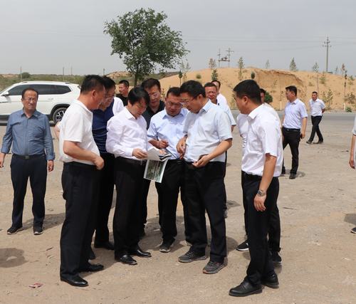 榆林市副市長張勝利蒞臨路橋分公司靖神鐵路項(xiàng)目部現(xiàn)場調(diào)研征地拆遷工作