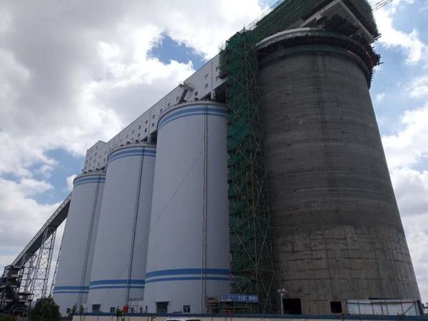 陜煤建天工公司承建的榆林曹家灘礦井原煤倉擴(kuò)建主體工程順利封頂