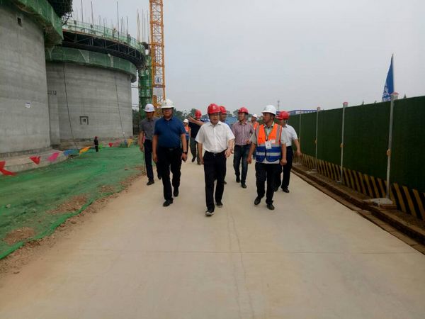 中儲糧西安分公司總經(jīng)理戴中文、新建項(xiàng)目領(lǐng)導(dǎo)小組組長王錄印蒞臨天工公司承建的中儲糧淺圓倉工地檢查指導(dǎo)工作