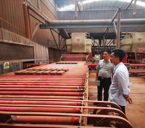 陜煤建設(shè)物資公司積極考察透水磚  助力背街小巷改造