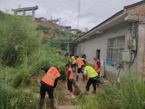 青年突擊勇?lián)?dāng)，助民防洪顯形象