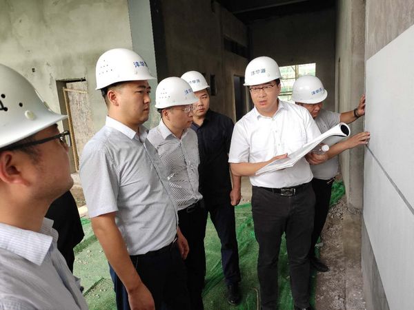 西安灃東國際車城發(fā)展有限公司總經(jīng)理王濤深入陜煤建設天工公司施工現(xiàn)場慰問指導工作