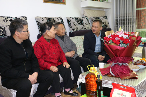  情系職工送關(guān)愛  愛在重陽(yáng)暖人心