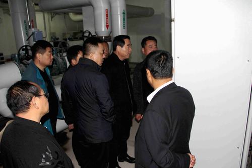 銅川礦業(yè)公司副總經(jīng)理郭全營一行深入銅煤1#、2#小區(qū)現(xiàn)場檢查指導供暖準備工作