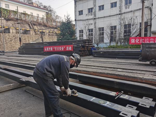 陜煤建設(shè)礦建二公司安裝項(xiàng)目部：玉華煤礦副井罐道更換工作順利推進(jìn)