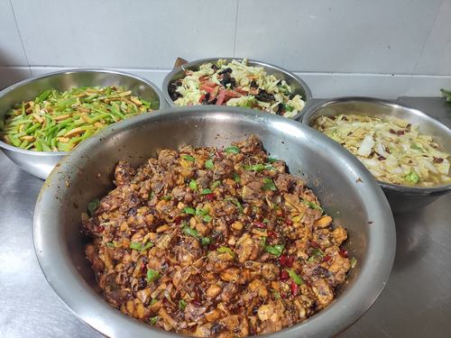 陜煤建設(shè)銅煤公司：高品質(zhì)飯菜讓職工食堂“火起來(lái)”