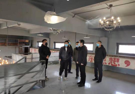 銅川礦務(wù)局執(zhí)行董事劉水利到王石凹工業(yè)遺址項目檢查綠宇公司第二項目部防疫工作