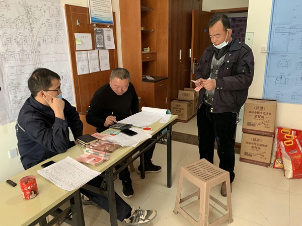 陜煤建設(shè)澄合分公司第一機(jī)電安裝隊(duì)讓農(nóng)民工開開心心過(guò)大年