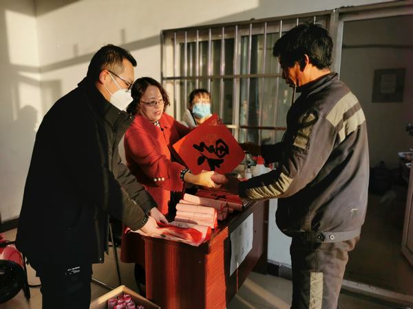 陜煤建設(shè)洗選煤運(yùn)營公司澄合山陽運(yùn)營項(xiàng)目部：迎新年 贈(zèng)春聯(lián) 送祝福 暖人心