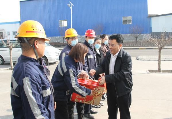 王明智赴澄合山陽(yáng)煤礦慰問(wèn)一線職工