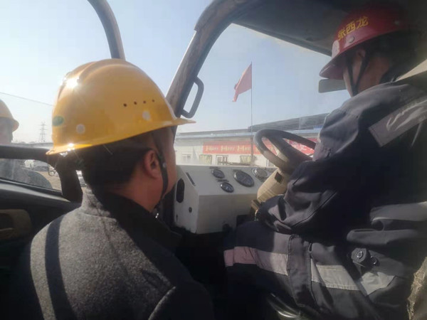 陜煤建設(shè)澄合分公司第二機電安裝隊開展入井車輛安全檢查 筑牢運輸安全防線