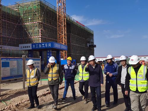 榆林市住房和城鄉(xiāng)建設(shè)局領(lǐng)導(dǎo)蒞臨陜煤建設(shè)銅煤公司第十六項(xiàng)目部承建的榆林化學(xué)項(xiàng)目檢查指導(dǎo)工作