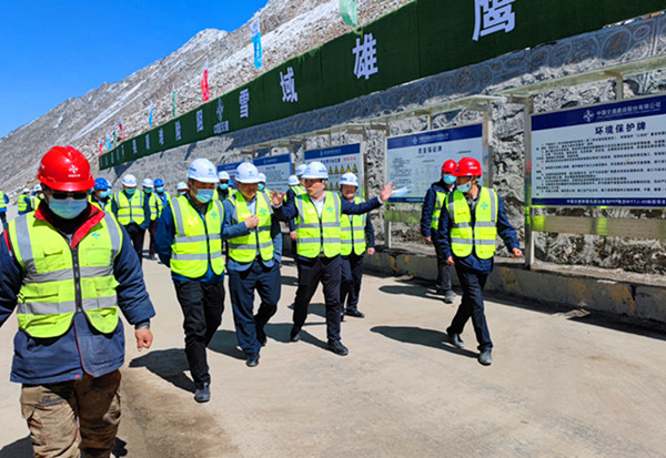 中國交建總承包公司總經(jīng)理王俊一行深入陜煤建設(shè)礦建三公司天山項目部檢查指導(dǎo)工作