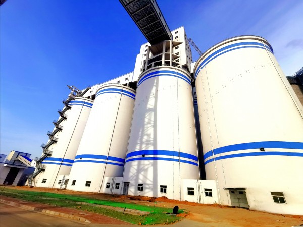 同舟共濟(jì)揚(yáng)帆起，乘風(fēng)破浪萬里航