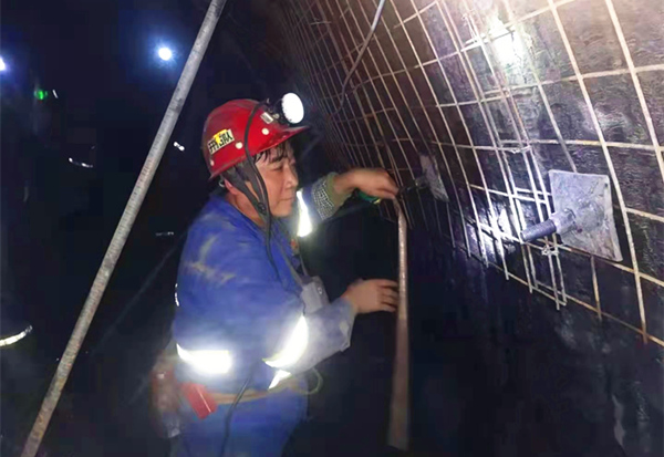 奉獻(xiàn)不言苦，追求無止境