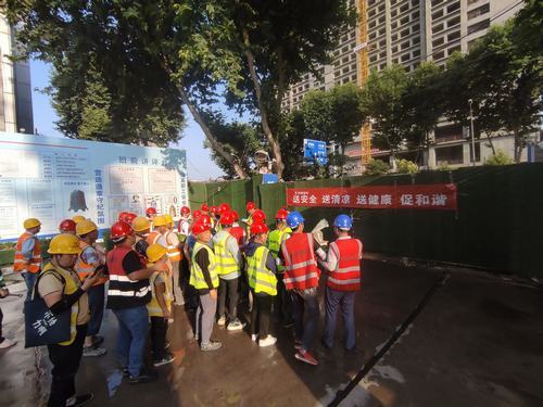 陜煤建設(shè)銅煤第二項(xiàng)目部開展為一線工人“送安全、送清涼、送健康、促和諧”活動(dòng)