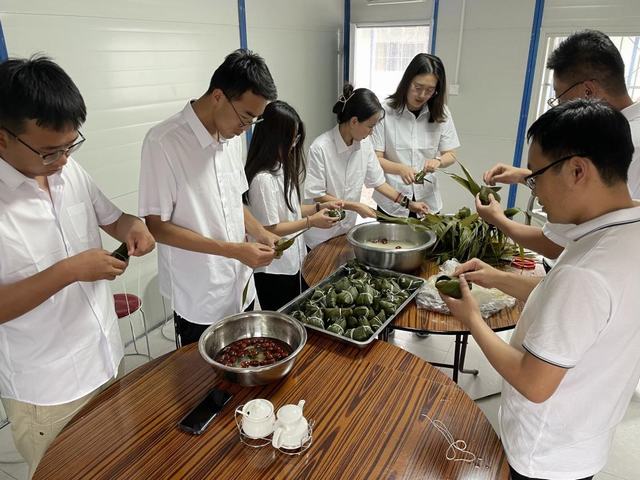 陜煤建設西北分公司開展“品味端午，傳承文明”包粽子活動