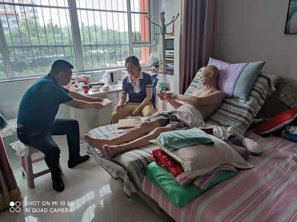 陜煤建設礦建二公司黨總支開展困難黨員慰問活動