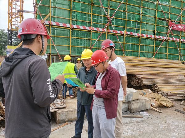 陜煤建設(shè)渭南分公司第五項(xiàng)目部“安全志愿者”宣傳隊(duì)在行動