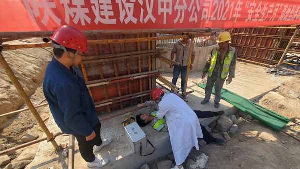 陜煤建設(shè)漢中分公司第十項(xiàng)目部認(rèn)真開展事故警示教育暨應(yīng)急演練活動