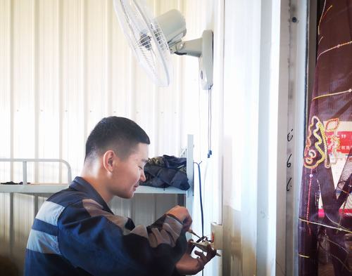 陜煤建設洗選煤運營公司左權洗煤廠項目部：處處留心辦實事，小小風扇送清風