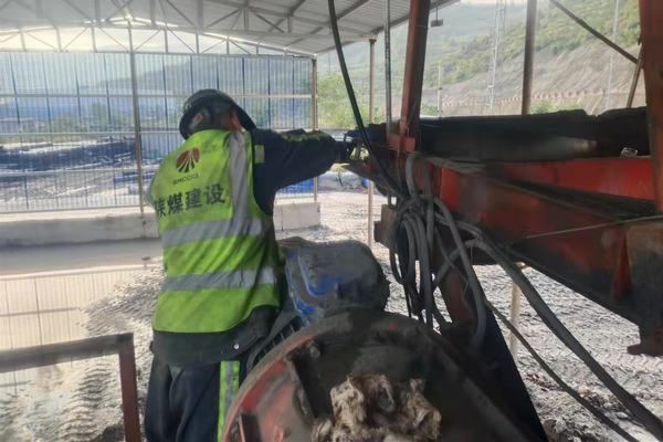 陜煤建設(shè)礦建二公司各項(xiàng)目部積極開展國慶前設(shè)備檢修活動