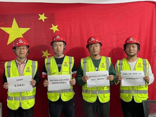 我和國旗合個(gè)影，曬出濃濃愛國情！