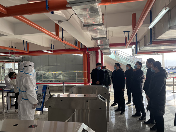 彬州市委書記王宏志、市長陳加寶一行蒞臨銀西高鐵彬州東站前廣場項目指導(dǎo)疫情防控工作