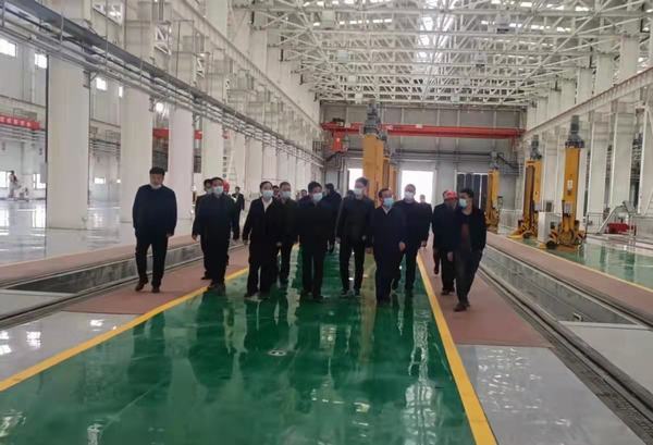 陜煤集團陜西鐵路物流集團黨委書記、董事長趙國智蒞臨靖神鐵路孟家灣站機輛中心檢查指導(dǎo)工作