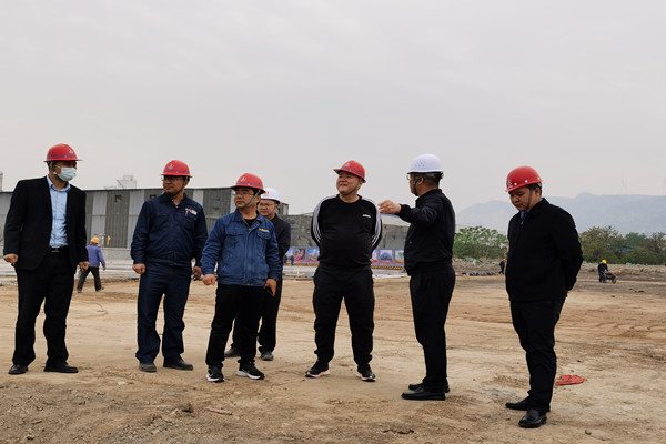 陜鋼集團龍鋼公司董事長陳驍?shù)綑C械化綜合一次料場檢查指導(dǎo)工作