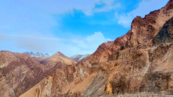 祁連山的風(fēng)，不小心打翻了春的調(diào)色板