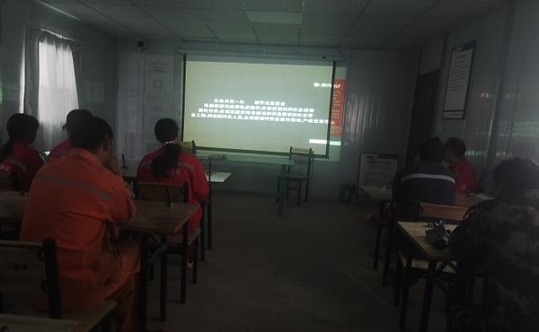 陜煤建設礦建二公司第三項目部安全“微觀影”走進班前會