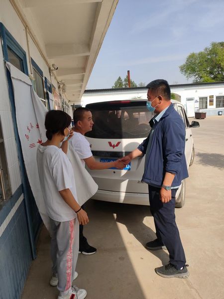 陜煤建設(shè)天工公司安裝三部慰問(wèn)子洲縣馬岔鎮(zhèn)派出所警務(wù)人員