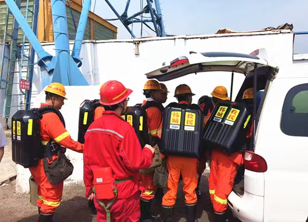 韓城礦業(yè)王峰煤礦與陜煤建設(shè)礦建二公司王峰項(xiàng)目部組織開(kāi)展煤礦水害事故應(yīng)急救援演練