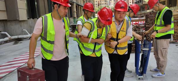 陜煤建設(shè)銅煤公司第十五項(xiàng)目部開(kāi)展“防風(fēng)險(xiǎn)、除隱患、遏事故”為主題的特種設(shè)備事故應(yīng)急救援演練活動(dòng)