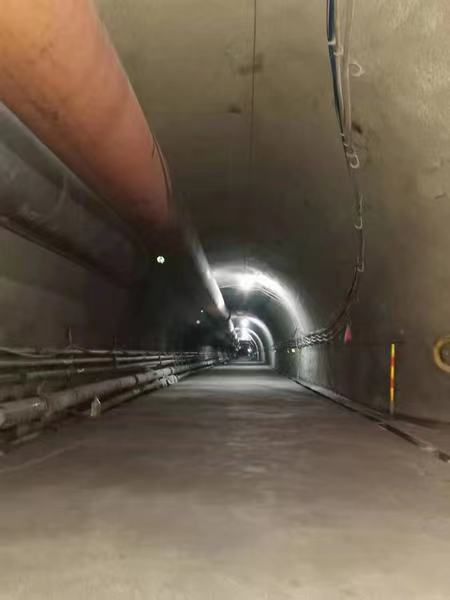 陜煤建設(shè)礦建二公司第二項目部地坪水溝施工駛?cè)搿翱燔嚨馈?></div>
                                <div   id=