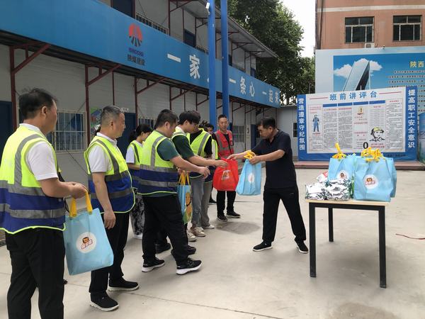 陜煤建設(shè)韓城分公司開展“送清涼進(jìn)一線，為職工辦實事”活動