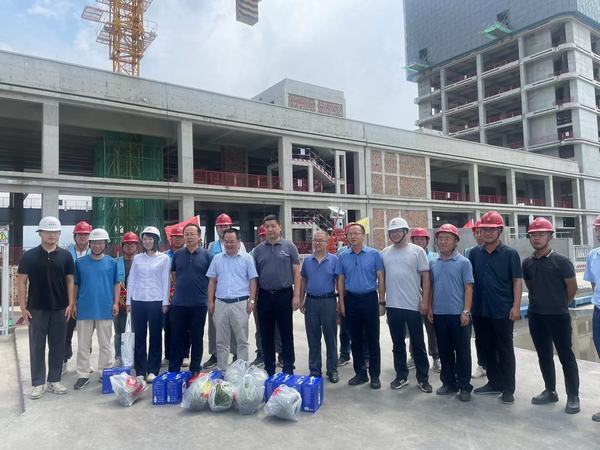 中電科西北集團(tuán)公司副總經(jīng)理薛敏一行慰問(wèn)陜煤建設(shè)渭南公司第十一項(xiàng)目部一線職工