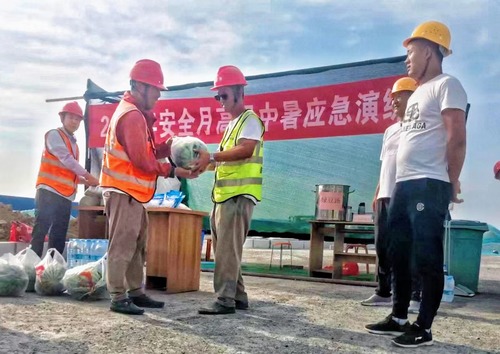 陜煤建設(shè)路橋分公司渭南項目部開展“高溫中暑”應(yīng)急演練及“送清涼”活動