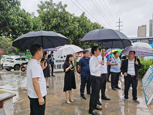 涇陽(yáng)縣縣長(zhǎng)郝瑞耀一行蒞臨涇陽(yáng)縣西城保障房項(xiàng)目對(duì)防汛工作檢查指導(dǎo)