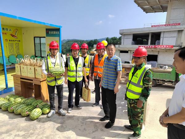 陜西王石凹煤礦工業(yè)旅游開發(fā)有限公司深入王石凹游客服務(wù)中心項(xiàng)目開展“送清涼”活動